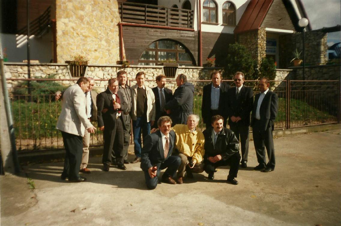 Od lewej kolejno stoją: Heniek Zalewski, Tadek, Jasiu Marek, Kazik, Stasiu Szymański, Felek, Leszek Lęcznar, Edek, Andrzej i Jurek. Kucają: Jasiu Łukawski, Olek i Leszek Gryziak.